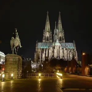 https://studio-50-qm-zentral-in-domnahe.topcolognehotels.com